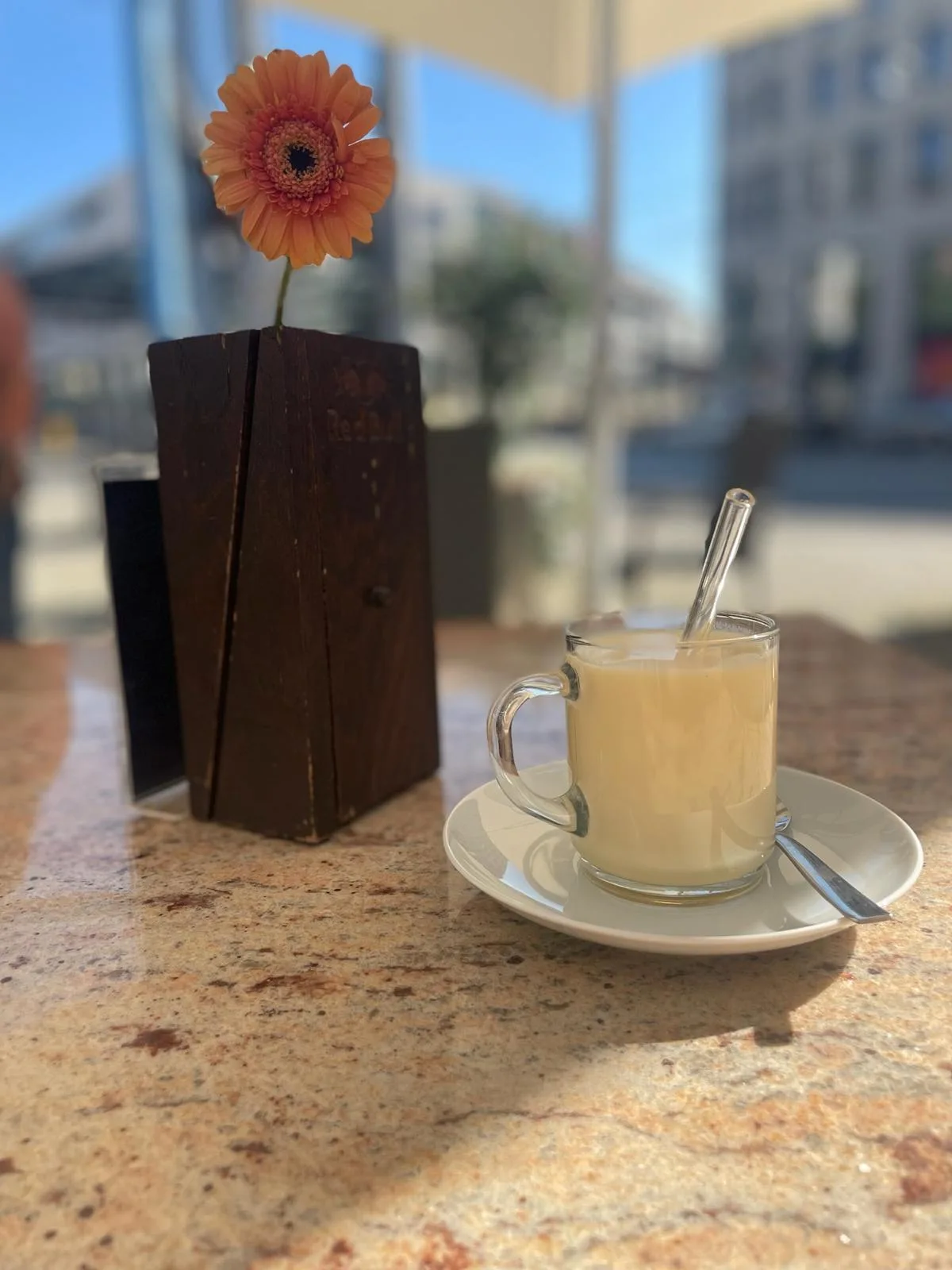 Kaffee am Fenster der Käseglocke