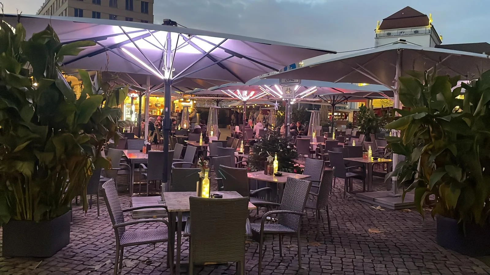 Terrasse der Käseglocke am Abend
